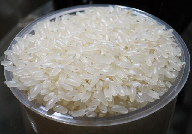 最近市面上出現(xiàn)真假大米塑料廠人員揭露塑料大米的真相